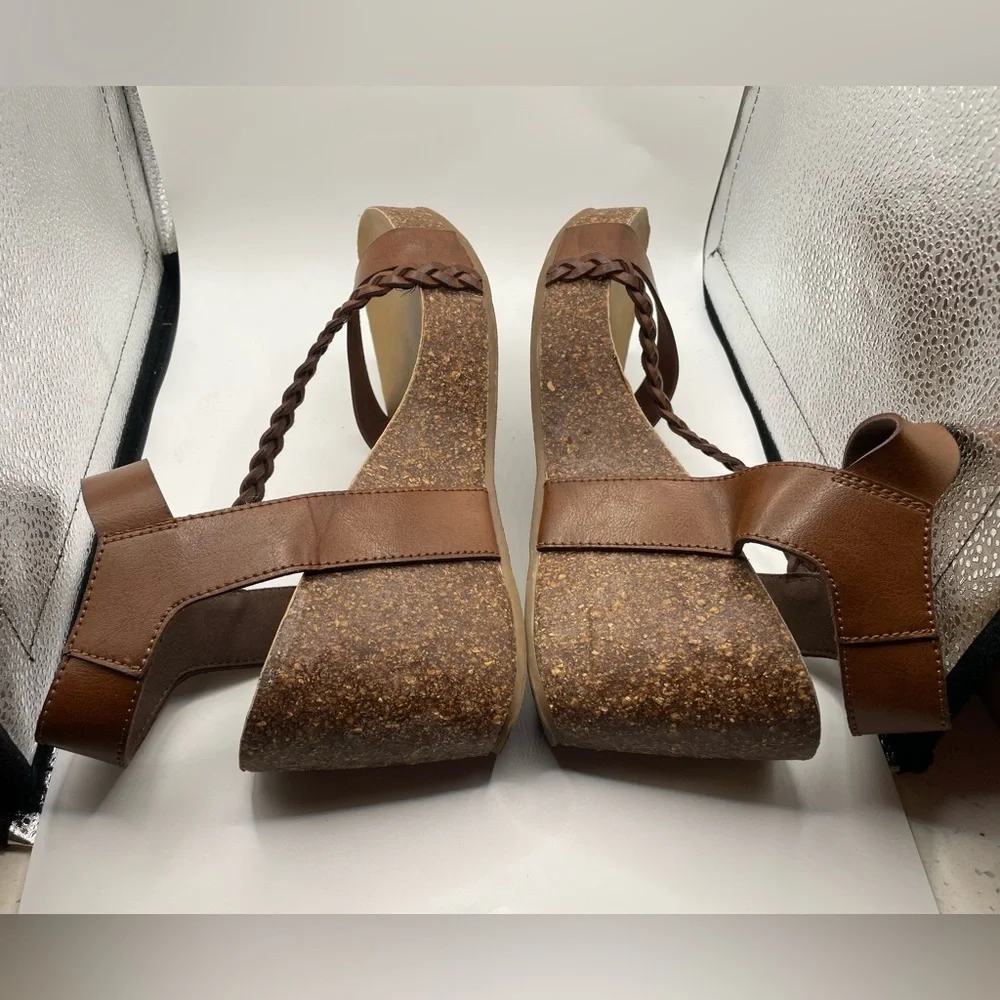Blowfish women’s Brown Braided platform Sandals size 10